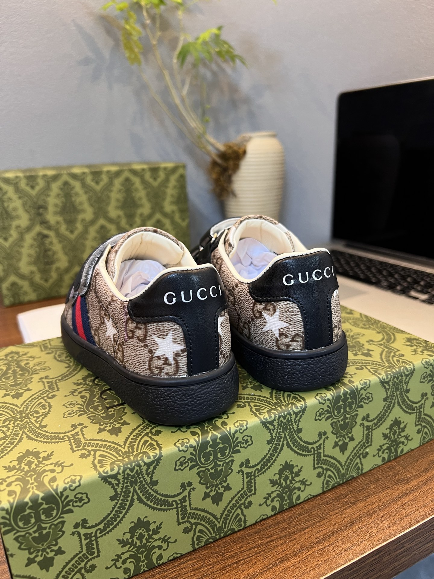 Children's shoes child